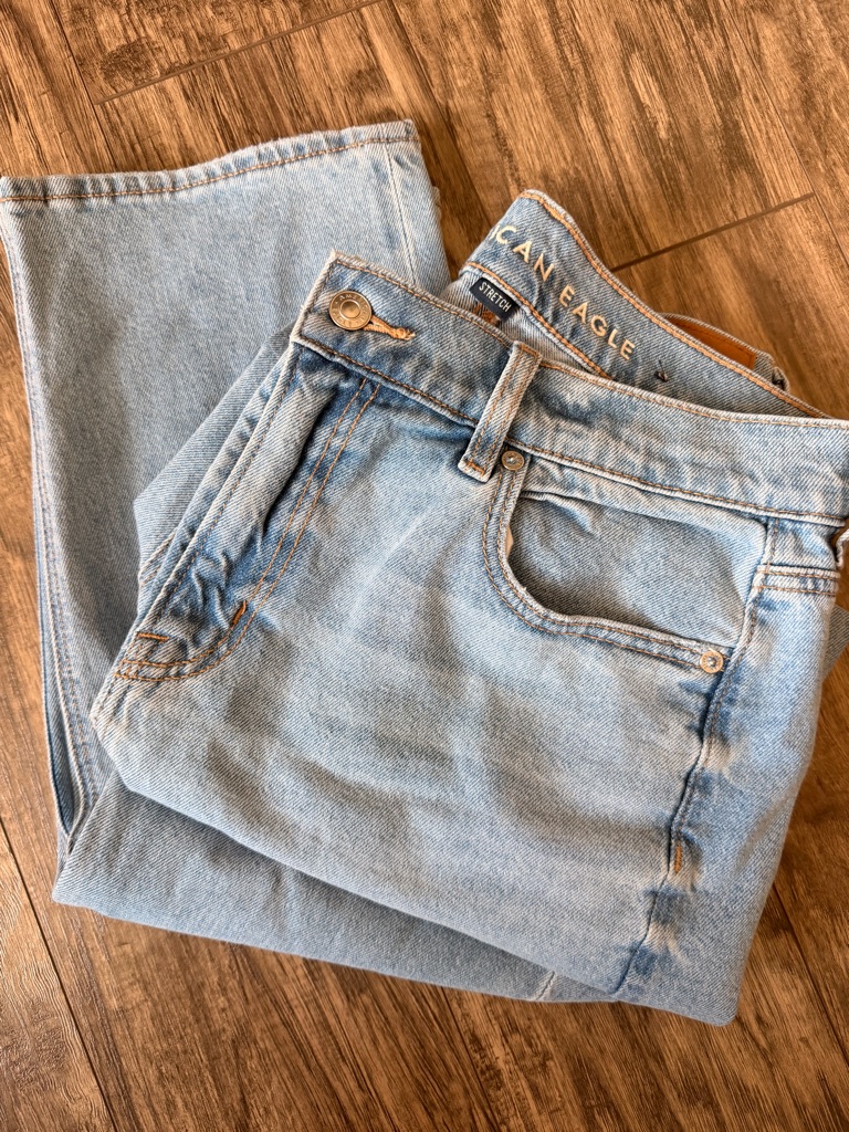 American Eagle Outfitters Light Blue Straight Leg Womenâs Jeans